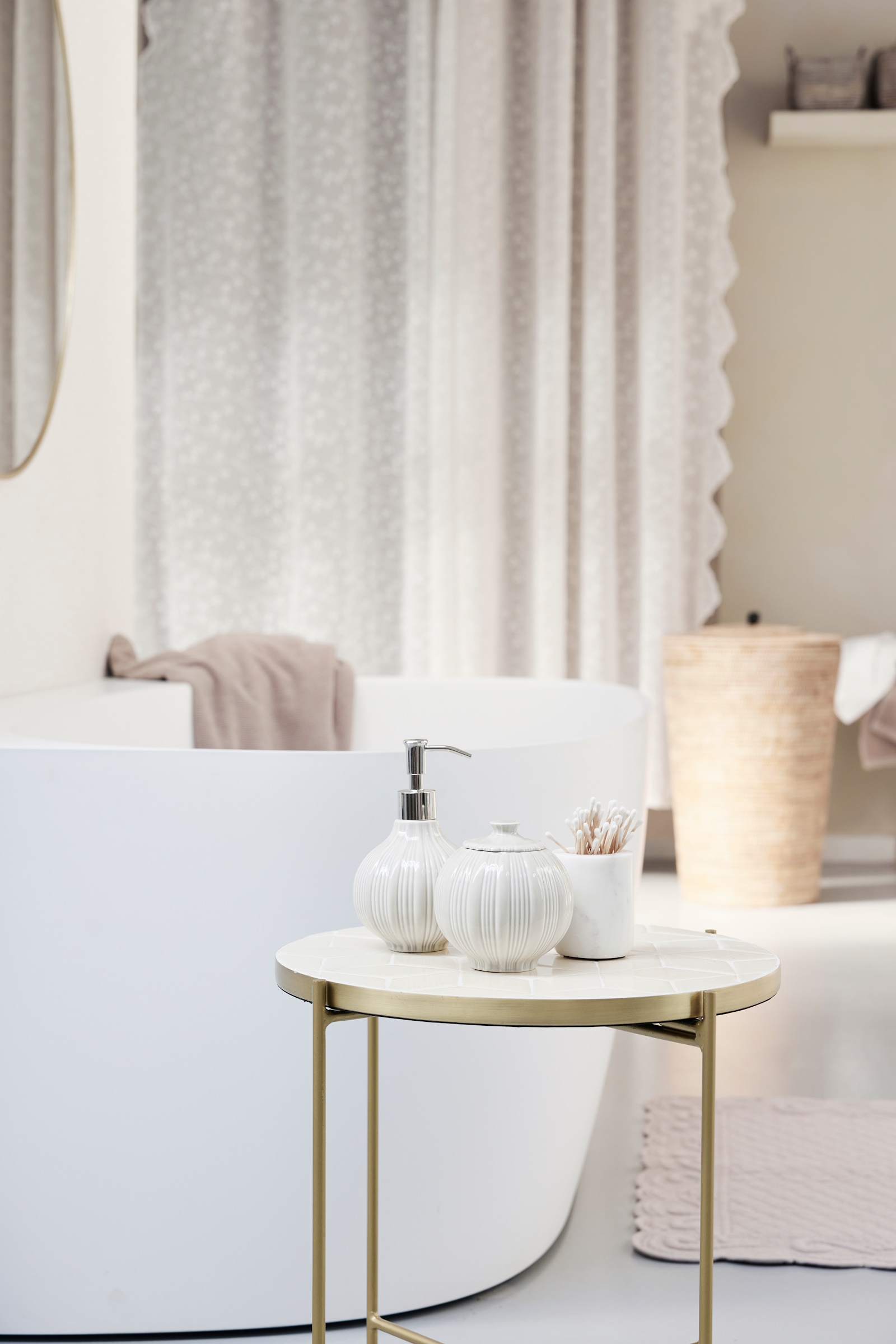 ceramiczne-akcesoria-łazienkowe-kremowy-komplet-do-łazienki-Lily-lene-bjerre-polska-sklep-designbywomen